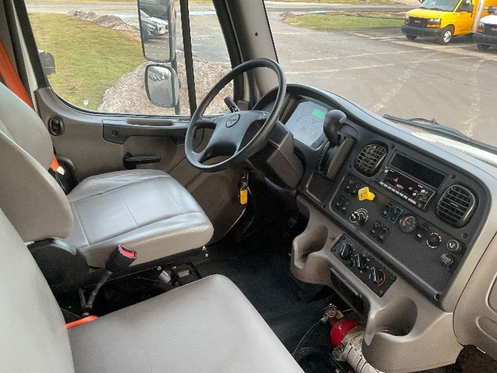 Medium Duty Box Truck-Light and Medium Duty Trucks-Freightliner-2023-M2-Akron-OH-225,506\n\t\tmiles-$ 56,250 - Image 22