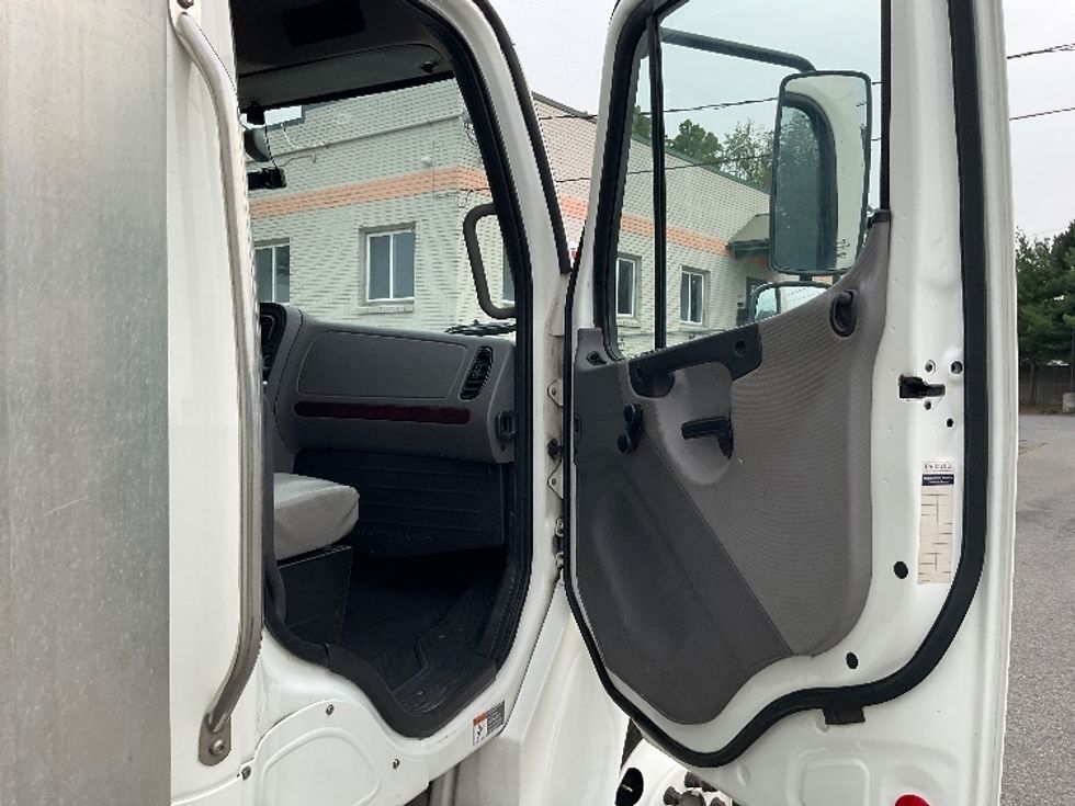 Medium Duty Box Truck-Light and Medium Duty Trucks-Freightliner-2023-M2-Albany-NY-120,841\n\t\tmiles-$ 69,750 - Image 20