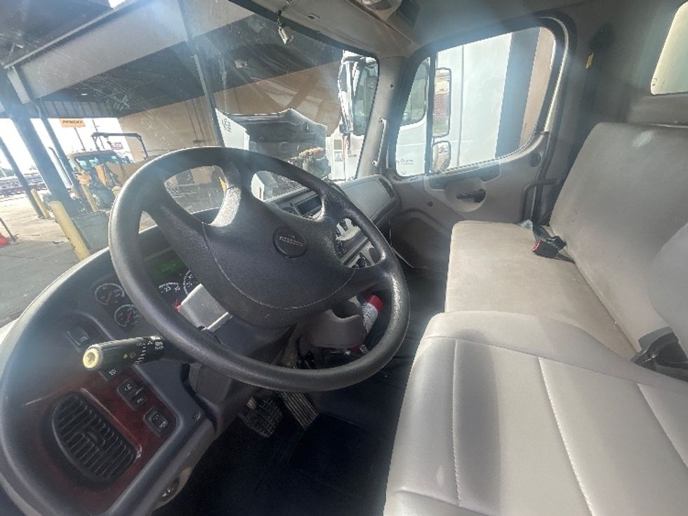 Medium Duty Box Truck-Light and Medium Duty Trucks-Freightliner-2023-M2-Beaumont-TX-95,926\n\t\tmiles-$ 68,750 - Image 16