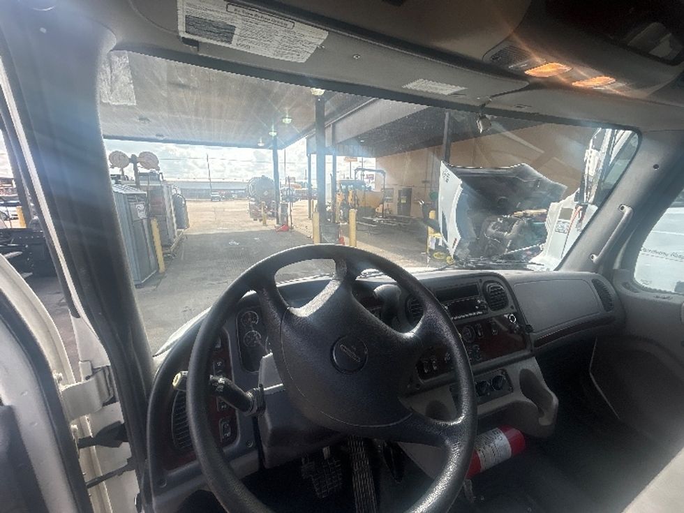 Medium Duty Box Truck-Light and Medium Duty Trucks-Freightliner-2023-M2-Beaumont-TX-95,926\n\t\tmiles-$ 68,750 - Image 17