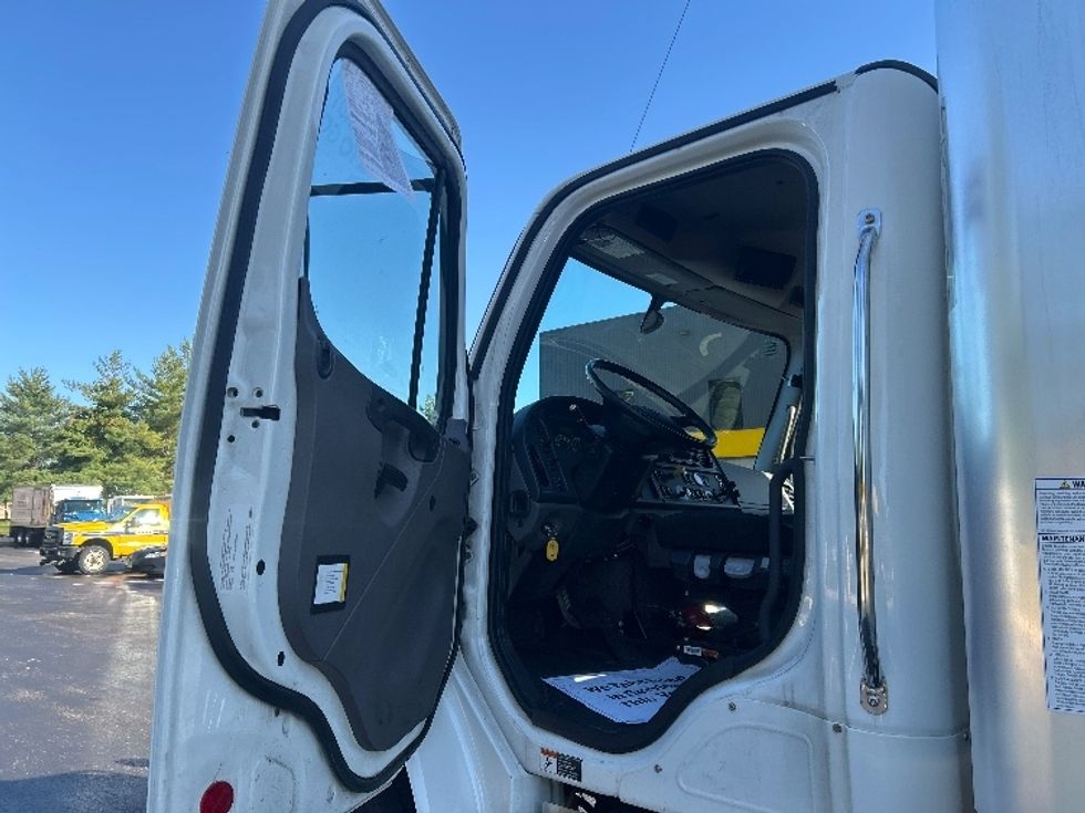 Medium Duty Box Truck-Light and Medium Duty Trucks-Freightliner-2023-M2-Burlington-NJ-110,661\n\t\tmiles-$ 83,500 - Image 16