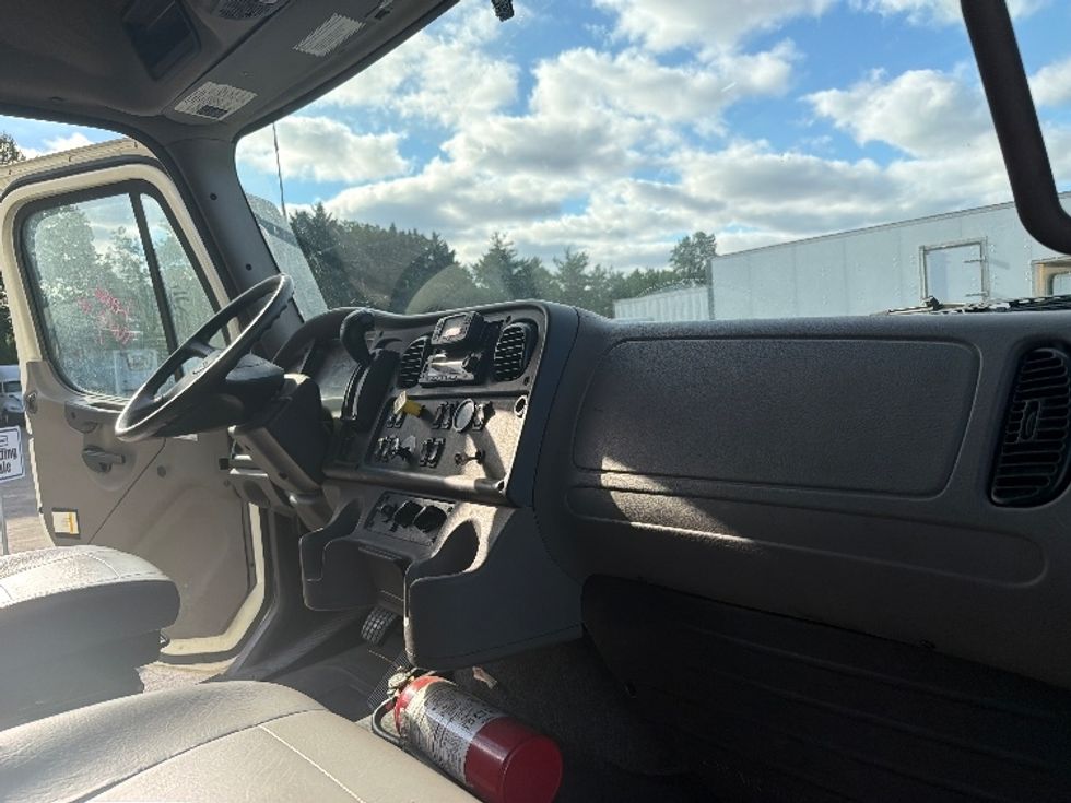 Medium Duty Box Truck-Light and Medium Duty Trucks-Freightliner-2023-M2-Capitol Heights-MD-47,695\n\t\tmiles-$ 98,500 - Image 21