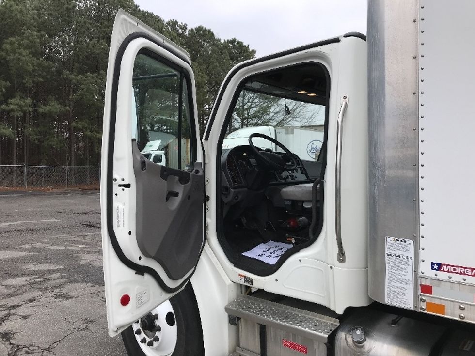 Medium Duty Box Truck-Light and Medium Duty Trucks-Freightliner-2023-M2-Chesapeake-VA-229,950\n\t\tmiles-$ 58,250 - Image 16
