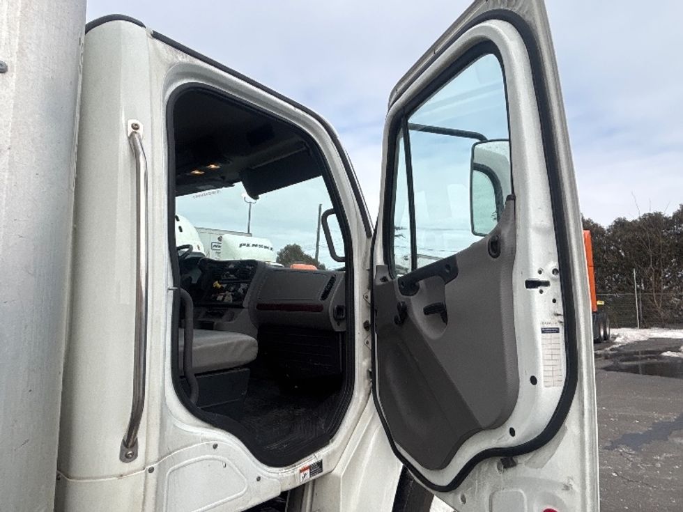 Medium Duty Box Truck-Light and Medium Duty Trucks-Freightliner-2023-M2-Chicopee-MA-269,372\n\t\tmiles-$ 43,750 - Image 20