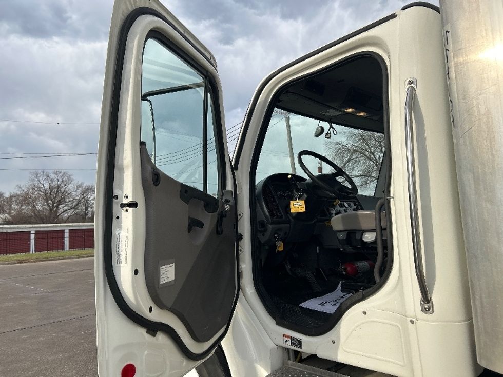 Medium Duty Box Truck-Light and Medium Duty Trucks-Freightliner-2023-M2-Des Moines-IA-216,248\n\t\tmiles-$ 59,250 - Image 16