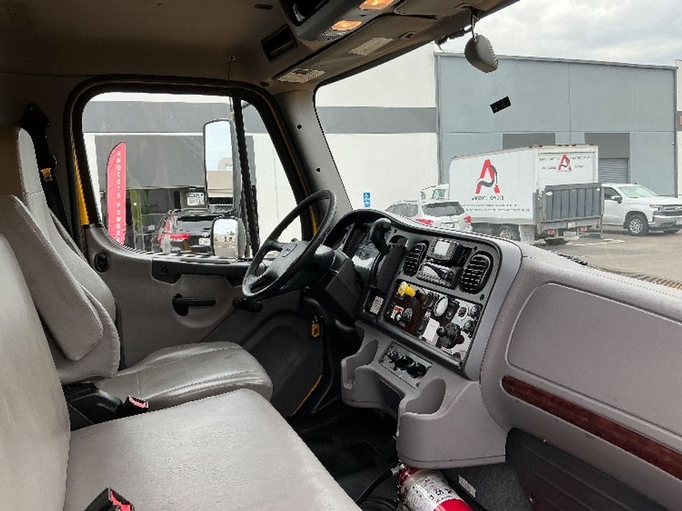 Medium Duty Box Truck-Light and Medium Duty Trucks-Freightliner-2023-M2-Fontana-CA-220,584\n\t\tmiles-$ 60,000 - Image 22