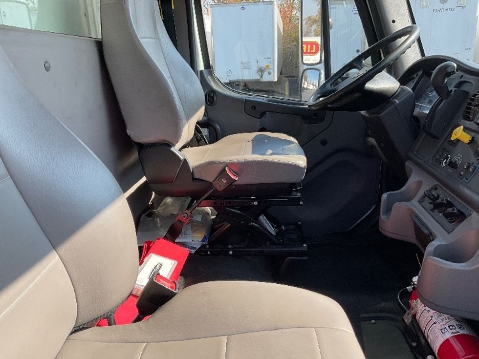 Medium Duty Box Truck-Light and Medium Duty Trucks-Freightliner-2023-M2-Gahanna-OH-174,014\n\t\tmiles-$ 65,750 - Image 22