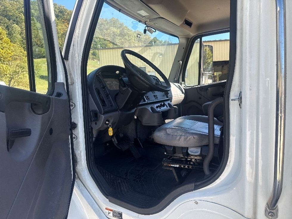Medium Duty Box Truck-Light and Medium Duty Trucks-Freightliner-2023-M2-Huntington-WV-336,646\n\t\tmiles-$ 29,750 - Image 15