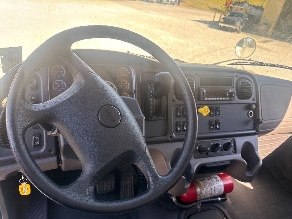 Medium Duty Box Truck-Light and Medium Duty Trucks-Freightliner-2023-M2-Huntington-WV-336,646\n\t\tmiles-$ 29,750 - Image 17