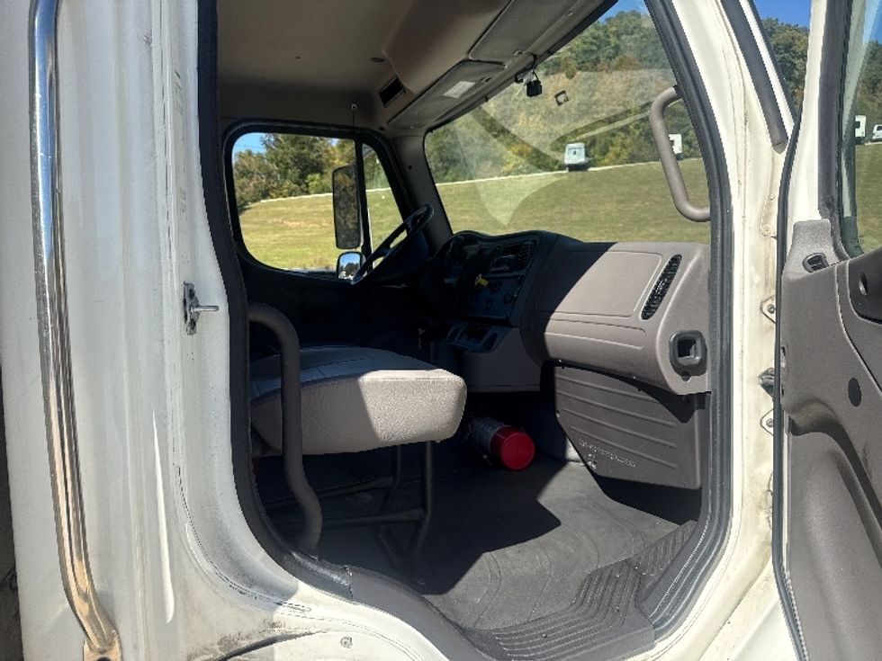 Medium Duty Box Truck-Light and Medium Duty Trucks-Freightliner-2023-M2-Huntington-WV-336,646\n\t\tmiles-$ 29,750 - Image 19