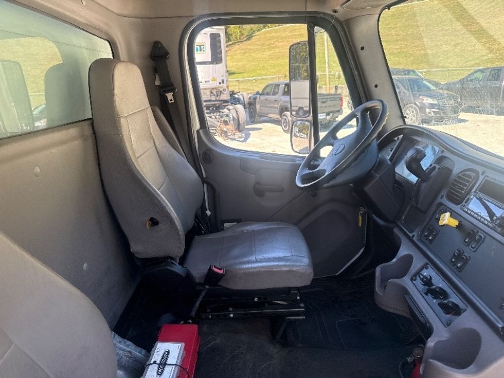 Medium Duty Box Truck-Light and Medium Duty Trucks-Freightliner-2023-M2-Huntington-WV-336,646\n\t\tmiles-$ 29,750 - Image 21