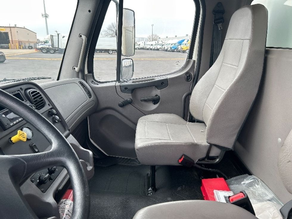 Medium Duty Box Truck-Light and Medium Duty Trucks-Freightliner-2023-M2-Indianapolis-IN-27,984\n\t\tmiles-$ 85,750 - Image 19