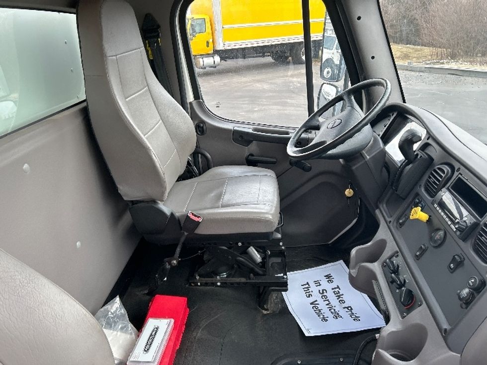 Medium Duty Box Truck-Light and Medium Duty Trucks-Freightliner-2023-M2-Indianapolis-IN-27,984\n\t\tmiles-$ 85,750 - Image 22