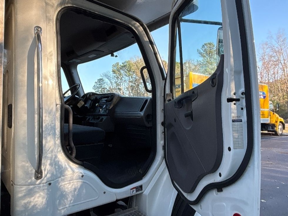 Medium Duty Box Truck-Light and Medium Duty Trucks-Freightliner-2023-M2-Ladson-SC-64,775\n\t\tmiles-$ 95,750 - Image 19