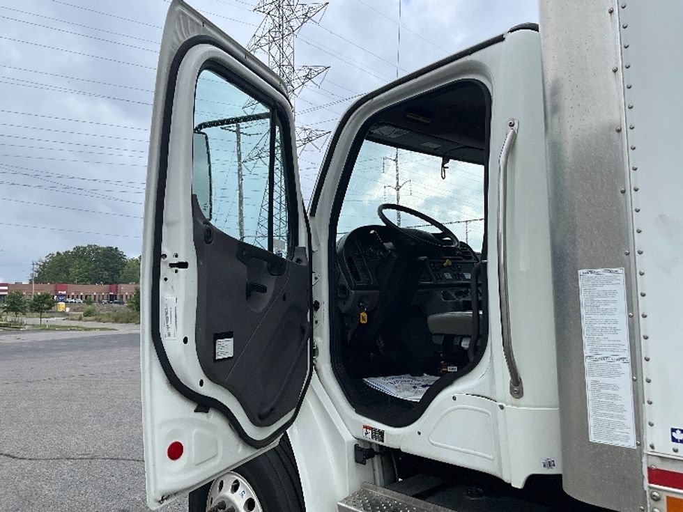Medium Duty Box Truck-Light and Medium Duty Trucks-Freightliner-2023-M2-London-ON-474,189\n\t\tkm-$ 69,750 - Image 16