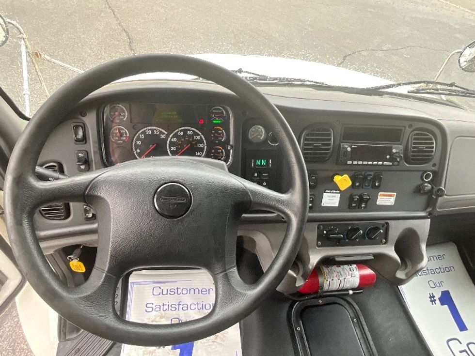 Medium Duty Box Truck-Light and Medium Duty Trucks-Freightliner-2023-M2-London-ON-474,189\n\t\tkm-$ 69,750 - Image 18