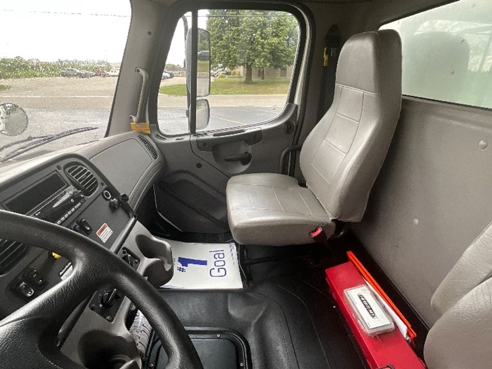 Medium Duty Box Truck-Light and Medium Duty Trucks-Freightliner-2023-M2-London-ON-474,189\n\t\tkm-$ 69,750 - Image 19