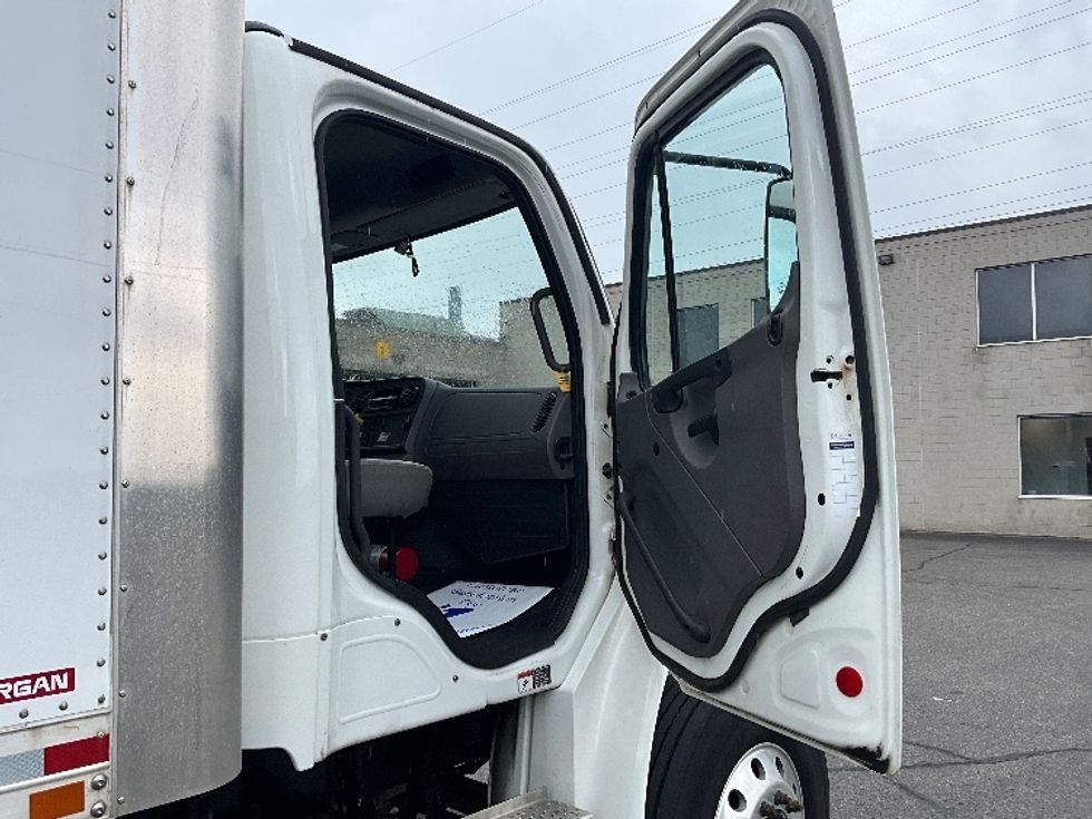 Medium Duty Box Truck-Light and Medium Duty Trucks-Freightliner-2023-M2-London-ON-474,189\n\t\tkm-$ 69,750 - Image 20
