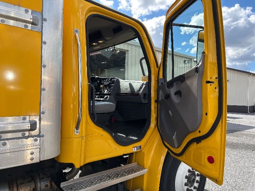 Medium Duty Box Truck-Light and Medium Duty Trucks-Freightliner-2023-M2-Milford-DE-212,106\n\t\tmiles-$ 49,000 - Image 20