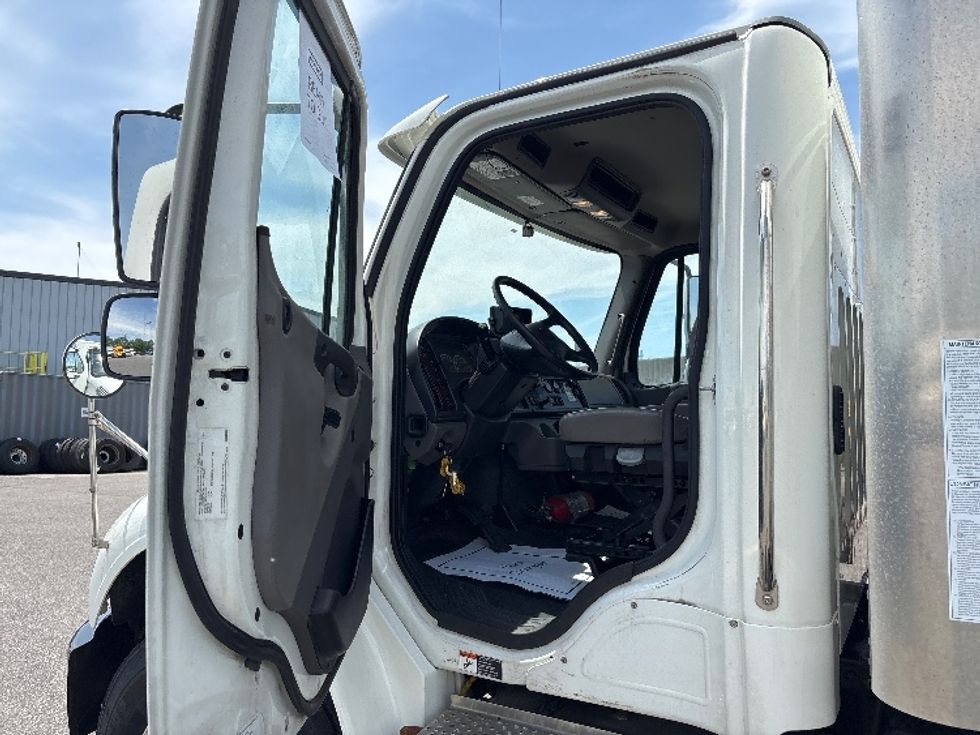 Medium Duty Box Truck-Light and Medium Duty Trucks-Freightliner-2023-M2-Mississauga-ON-147,968\n\t\tkm-$ 100,000 - Image 16