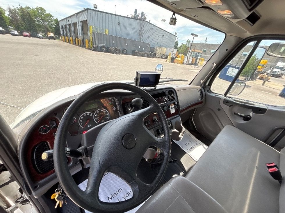 Medium Duty Box Truck-Light and Medium Duty Trucks-Freightliner-2023-M2-Mississauga-ON-147,968\n\t\tkm-$ 100,000 - Image 17