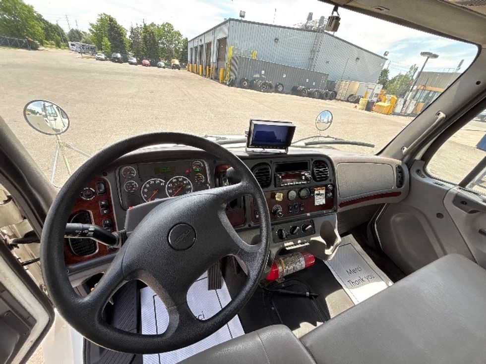 Medium Duty Box Truck-Light and Medium Duty Trucks-Freightliner-2023-M2-Mississauga-ON-147,968\n\t\tkm-$ 100,000 - Image 18