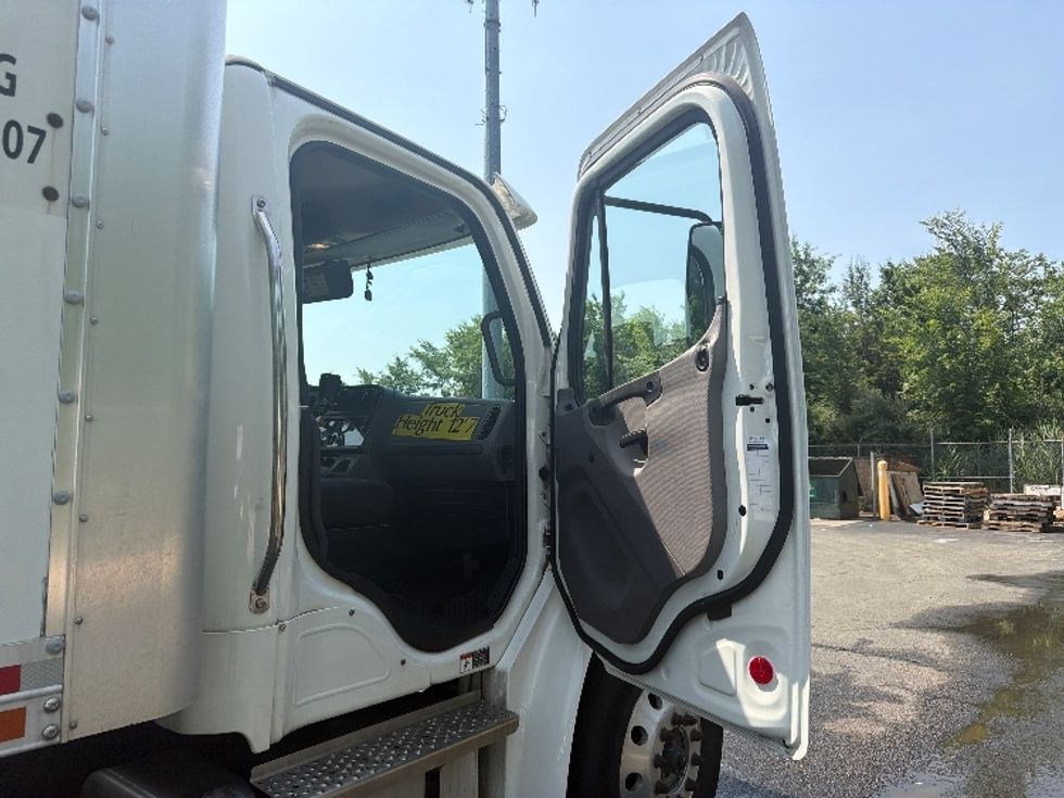 Medium Duty Box Truck-Light and Medium Duty Trucks-Freightliner-2023-M2-Parsippany-NJ-155,595\n\t\tmiles-$ 72,750 - Image 20