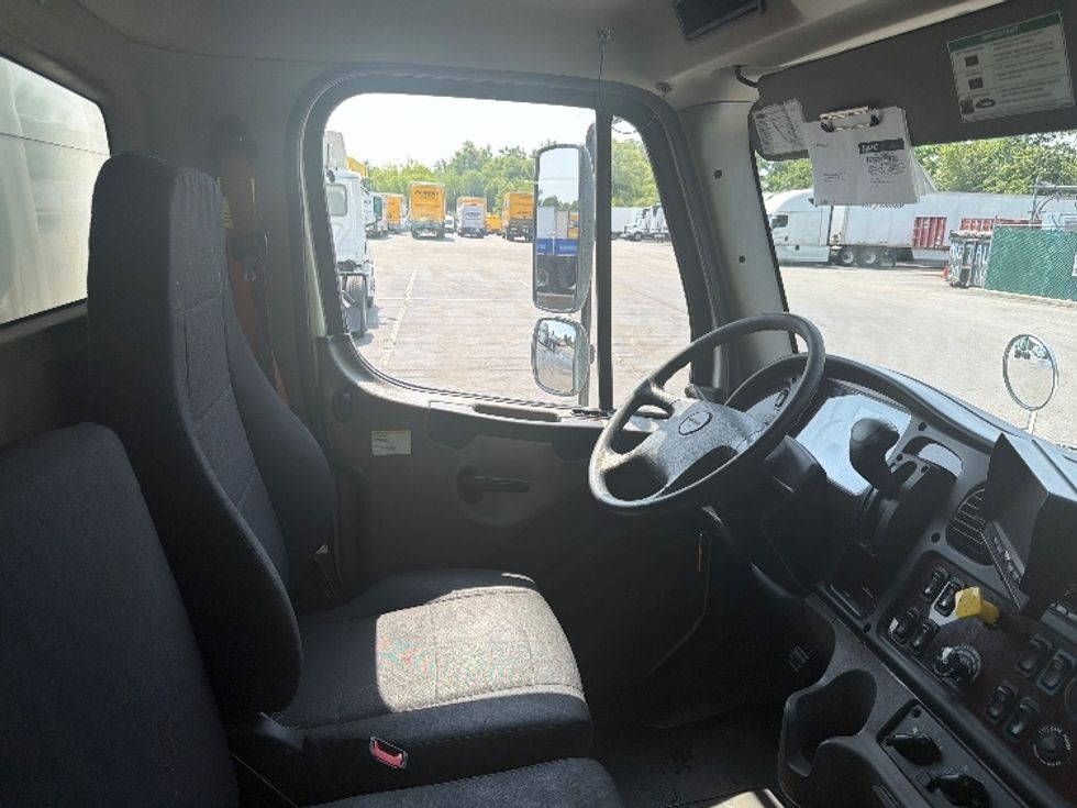 Medium Duty Box Truck-Light and Medium Duty Trucks-Freightliner-2023-M2-Parsippany-NJ-155,595\n\t\tmiles-$ 72,750 - Image 22