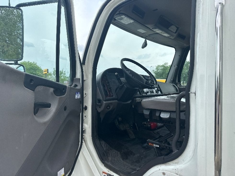 Medium Duty Box Truck-Light and Medium Duty Trucks-Freightliner-2024-M2-Bloomington-IN-172,548\n\t\tmiles-$ 71,750 - Image 16