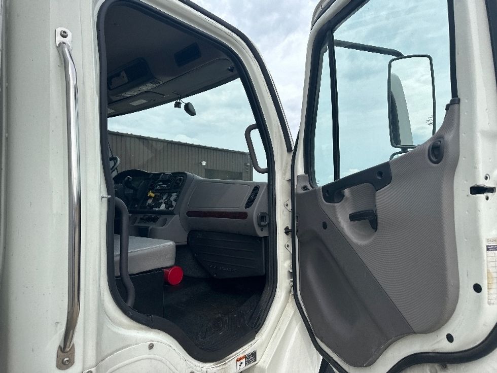 Medium Duty Box Truck-Light and Medium Duty Trucks-Freightliner-2024-M2-Bloomington-IN-172,548\n\t\tmiles-$ 71,750 - Image 19