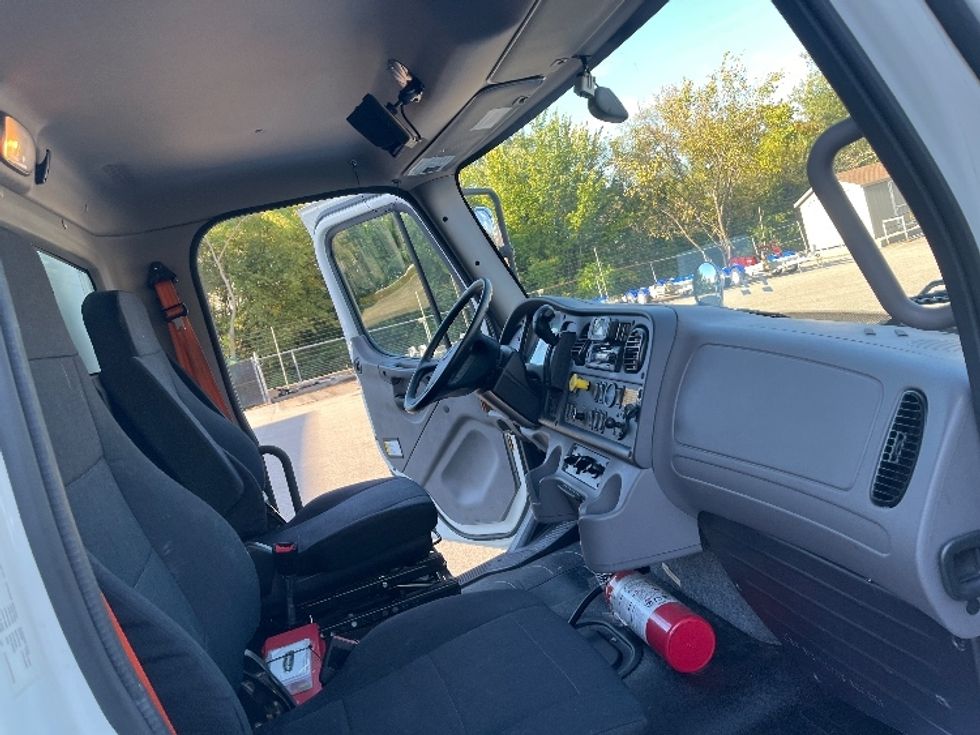 Medium Duty Box Truck-Light and Medium Duty Trucks-Freightliner-2024-M2-Burlington-NJ-121,915\n\t\tmiles-$ 90,000 - Image 22