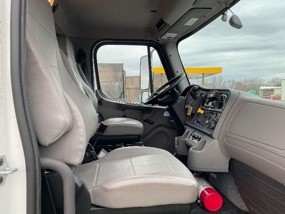 Medium Duty Box Truck-Light and Medium Duty Trucks-Freightliner-2024-M2-Indianapolis-IN-77,700\n\t\tmiles-$ 93,750 - Image 22