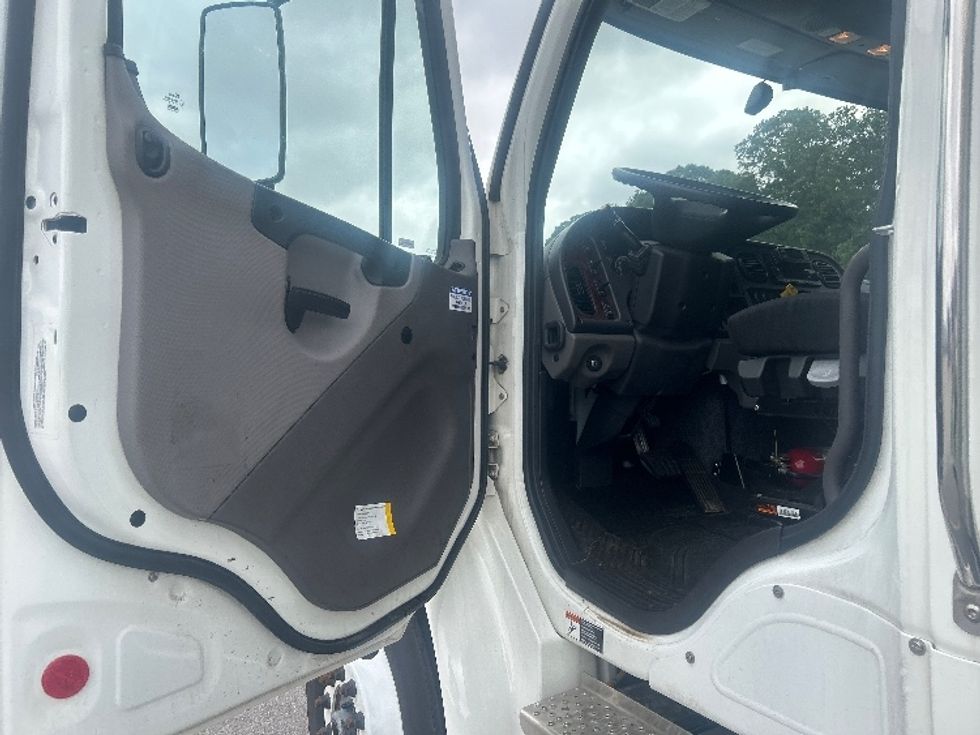 Medium Duty Box Truck-Light and Medium Duty Trucks-Freightliner-2024-M2-Lansing-MI-25,343\n\t\tmiles-$ 91,500 - Image 15