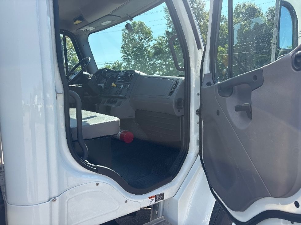 Medium Duty Box Truck-Light and Medium Duty Trucks-Freightliner-2024-M2-Poplar Bluff-MO-329,939\n\t\tmiles-$ 43,750 - Image 19