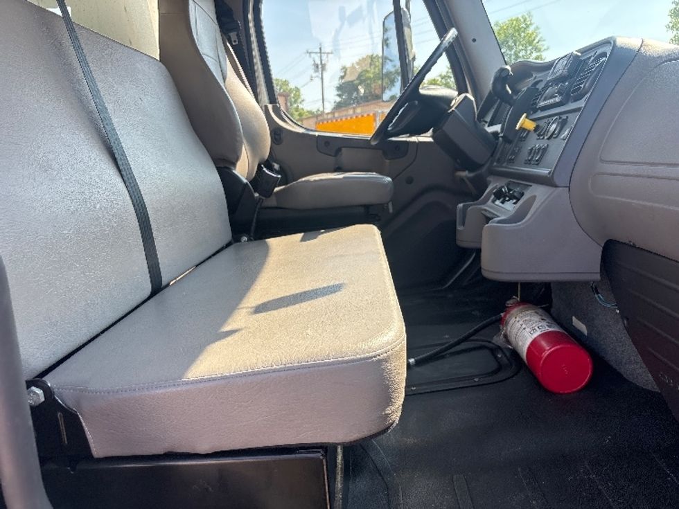 Medium Duty Box Truck-Light and Medium Duty Trucks-Freightliner-2024-M2-Poplar Bluff-MO-329,939\n\t\tmiles-$ 43,750 - Image 21