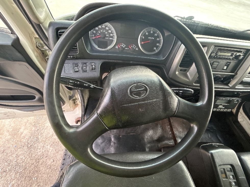 Medium Duty Box Truck-Light and Medium Duty Trucks-Hino-2011-338-Sturtevant-WI-182,380\n\t\tmiles-$ 12,500 - Image 17