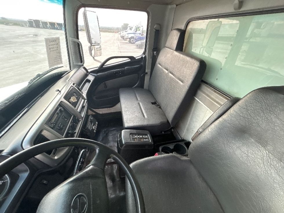Medium Duty Box Truck-Light and Medium Duty Trucks-Hino-2011-338-Sturtevant-WI-182,380\n\t\tmiles-$ 12,500 - Image 18