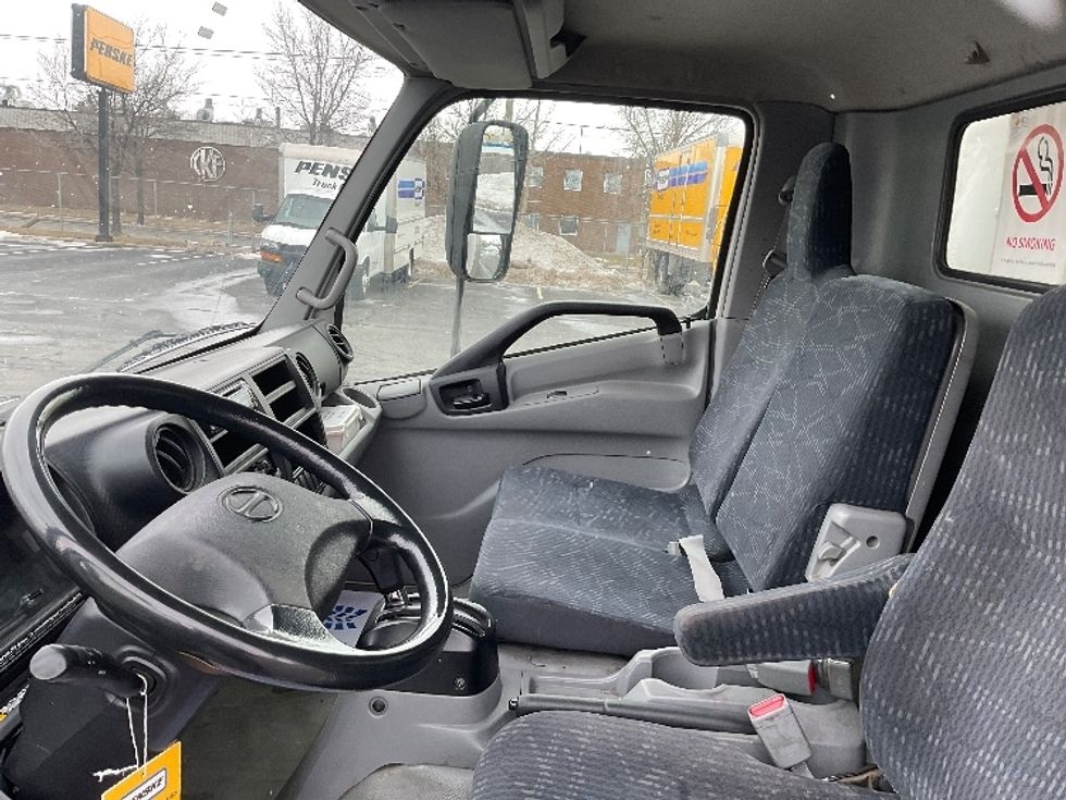 Medium Duty Box Truck-Light and Medium Duty Trucks-Hino-2013-195-Etobicoke-ON-268,021\n\t\tkm-$ 25,000 - Image 19