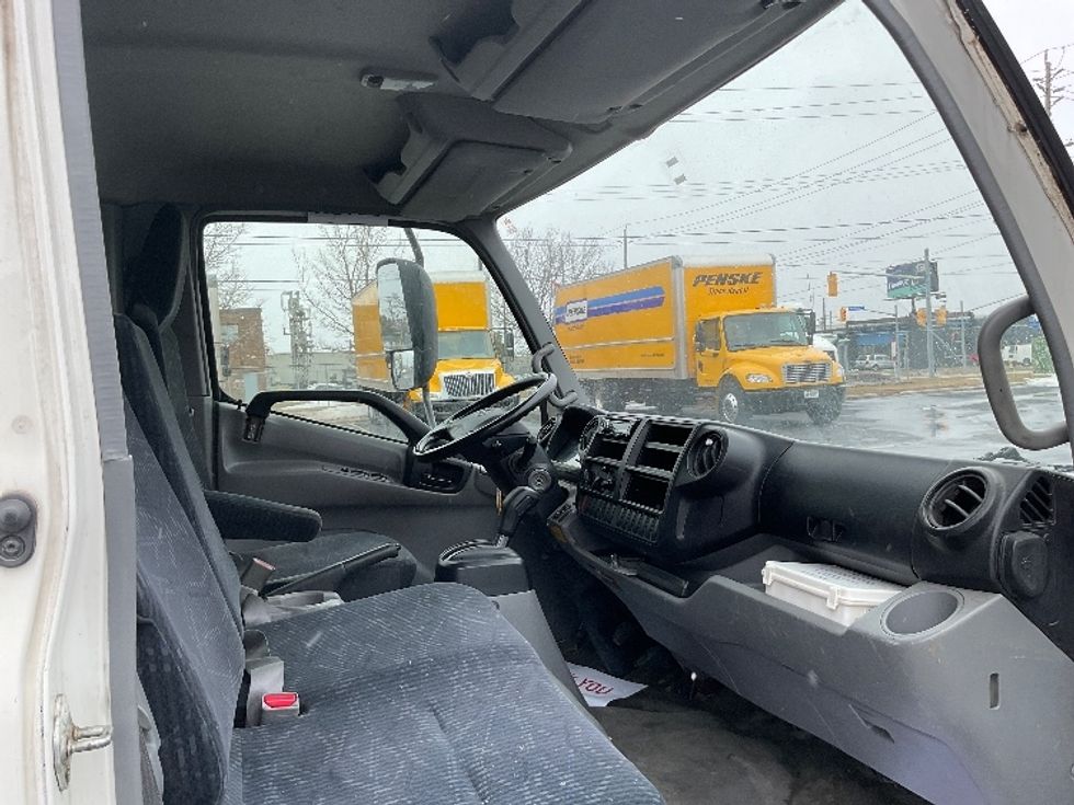 Medium Duty Box Truck-Light and Medium Duty Trucks-Hino-2013-195-Etobicoke-ON-268,021\n\t\tkm-$ 25,000 - Image 22