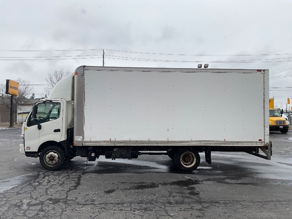 Medium Duty Box Truck-Light and Medium Duty Trucks-Hino-2013-195-Etobicoke-ON-268,021\n\t\tkm-$ 25,000 - Image 4