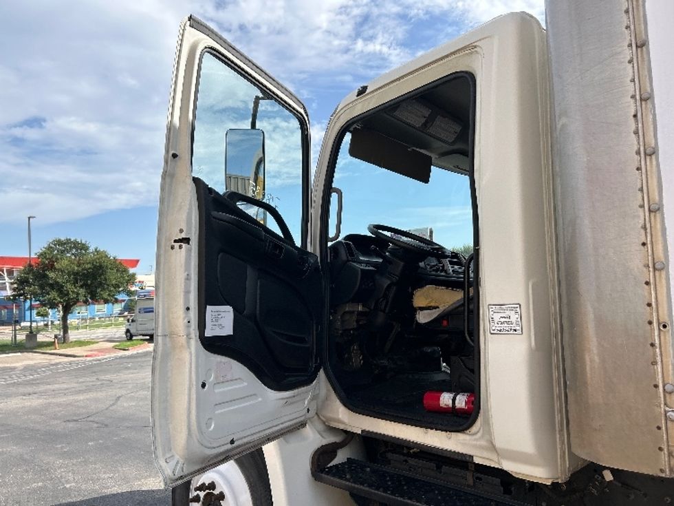 Medium Duty Box Truck-Light and Medium Duty Trucks-Hino-2013-268-Austin-TX-163,601\n\t\tmiles-$ 39,000 - Image 16