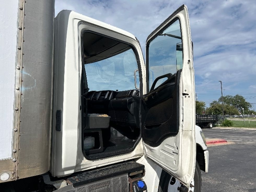 Medium Duty Box Truck-Light and Medium Duty Trucks-Hino-2013-268-Austin-TX-163,601\n\t\tmiles-$ 39,000 - Image 20