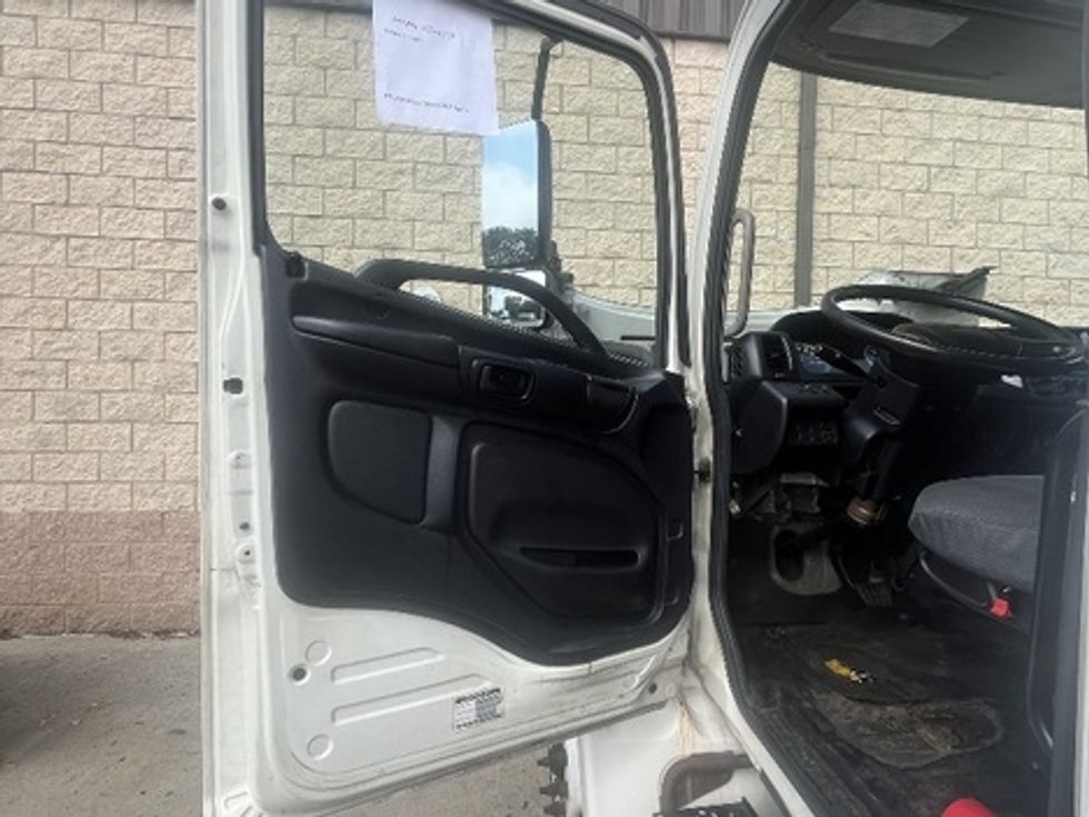 Medium Duty Box Truck-Light and Medium Duty Trucks-Hino-2013-268-Fitchburg-MA-238,662\n\t\tmiles-$ 25,500 - Image 13