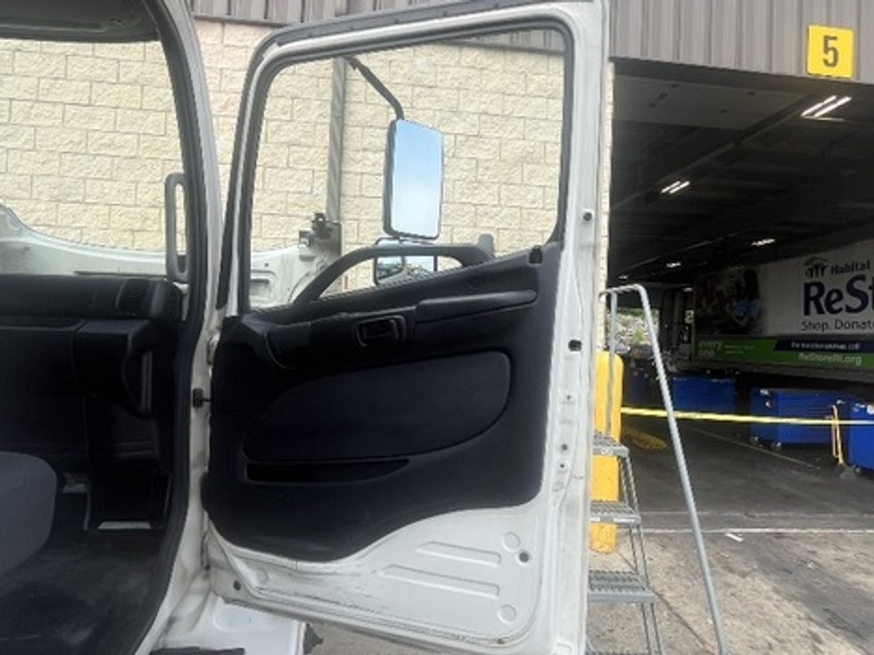 Medium Duty Box Truck-Light and Medium Duty Trucks-Hino-2013-268-Fitchburg-MA-238,662\n\t\tmiles-$ 25,500 - Image 14