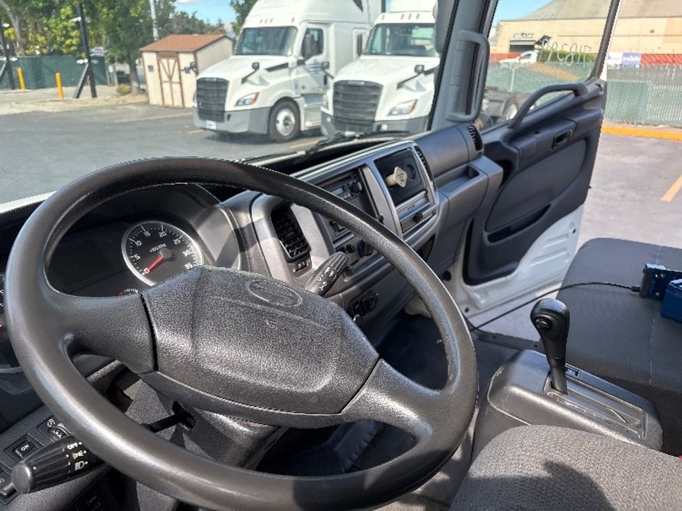 Medium Duty Box Truck-Light and Medium Duty Trucks-Hino-2013-268-Santa Clara-CA-55,421\n\t\tmiles-$ 38,250 - Image 17