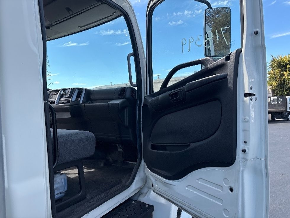 Medium Duty Box Truck-Light and Medium Duty Trucks-Hino-2013-268-Santa Clara-CA-55,421\n\t\tmiles-$ 38,250 - Image 20