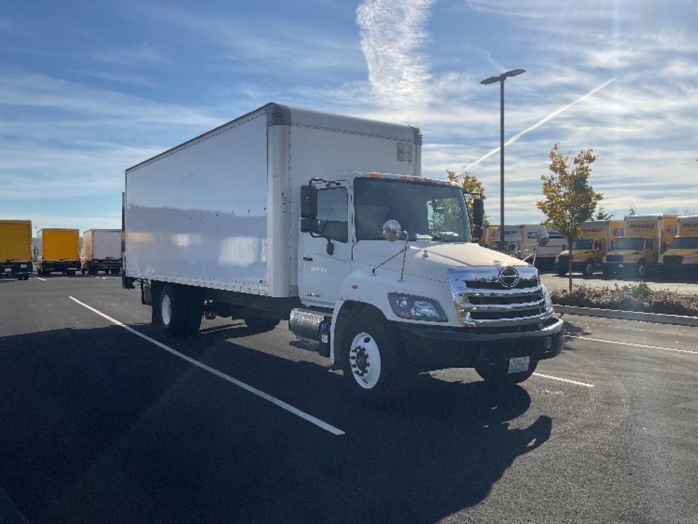 Medium Duty Box Truck-Light and Medium Duty Trucks-Hino-2014-338-Everett-WA-158,887\n\t\tmiles-$ 37,250 - Image 1