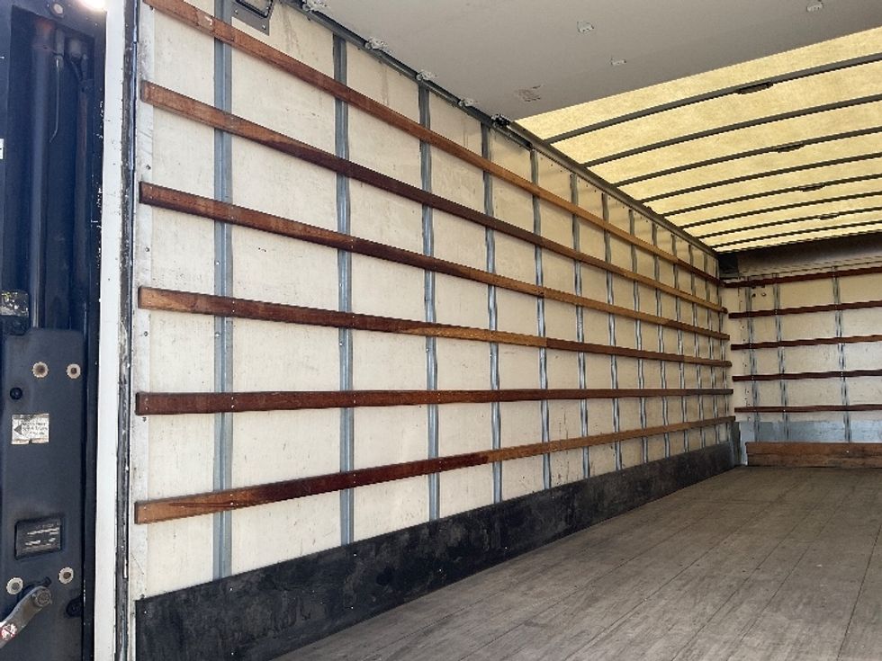 Medium Duty Box Truck-Light and Medium Duty Trucks-Hino-2014-338-Everett-WA-158,887\n\t\tmiles-$ 37,250 - Image 11