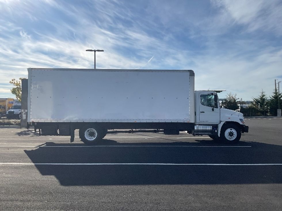 Medium Duty Box Truck-Light and Medium Duty Trucks-Hino-2014-338-Everett-WA-158,887\n\t\tmiles-$ 37,250 - Image 15