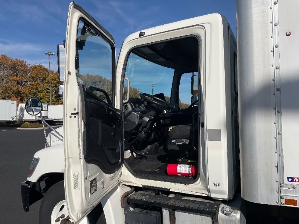 Medium Duty Box Truck-Light and Medium Duty Trucks-Hino-2014-338-Everett-WA-158,887\n\t\tmiles-$ 37,250 - Image 16